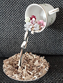Bloemen schenken uit een kopje