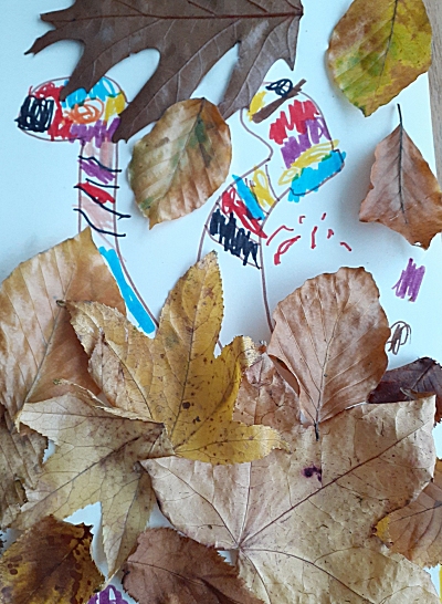 Herfstbladeren plakken op je hoofd