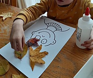 Herfstbladeren plakken op je hoofd