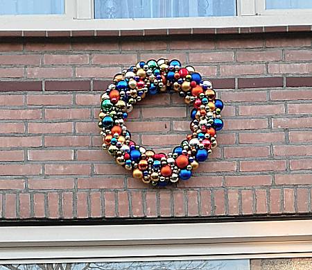 Knutselidee: Kerstkrans Maken Van Kerstballen