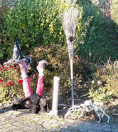 Heks op bezem voor in de tuin